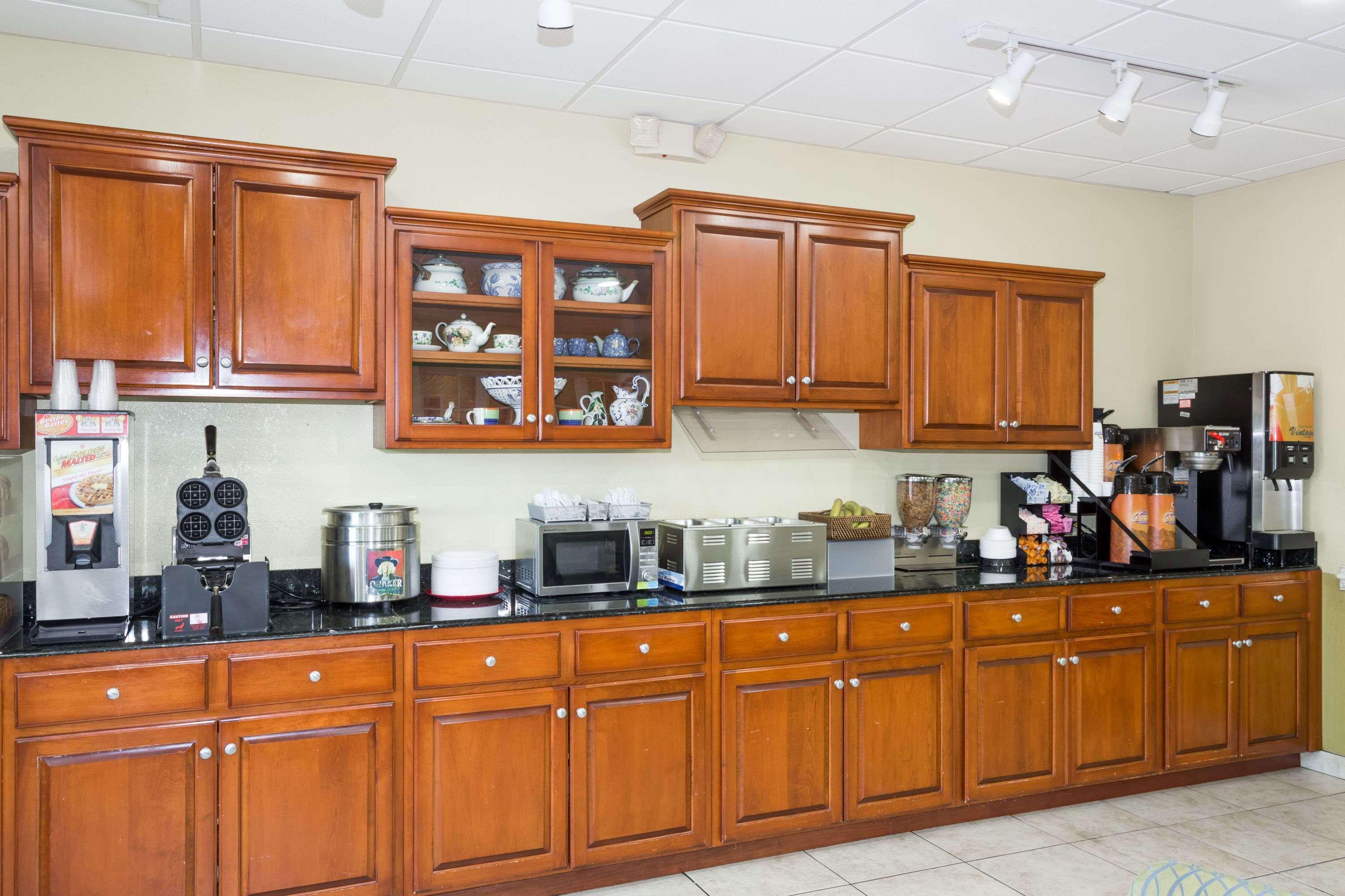 Days Inn & Suites By Wyndham Savannah North I-95 Порт Уэнтворт Экстерьер фото