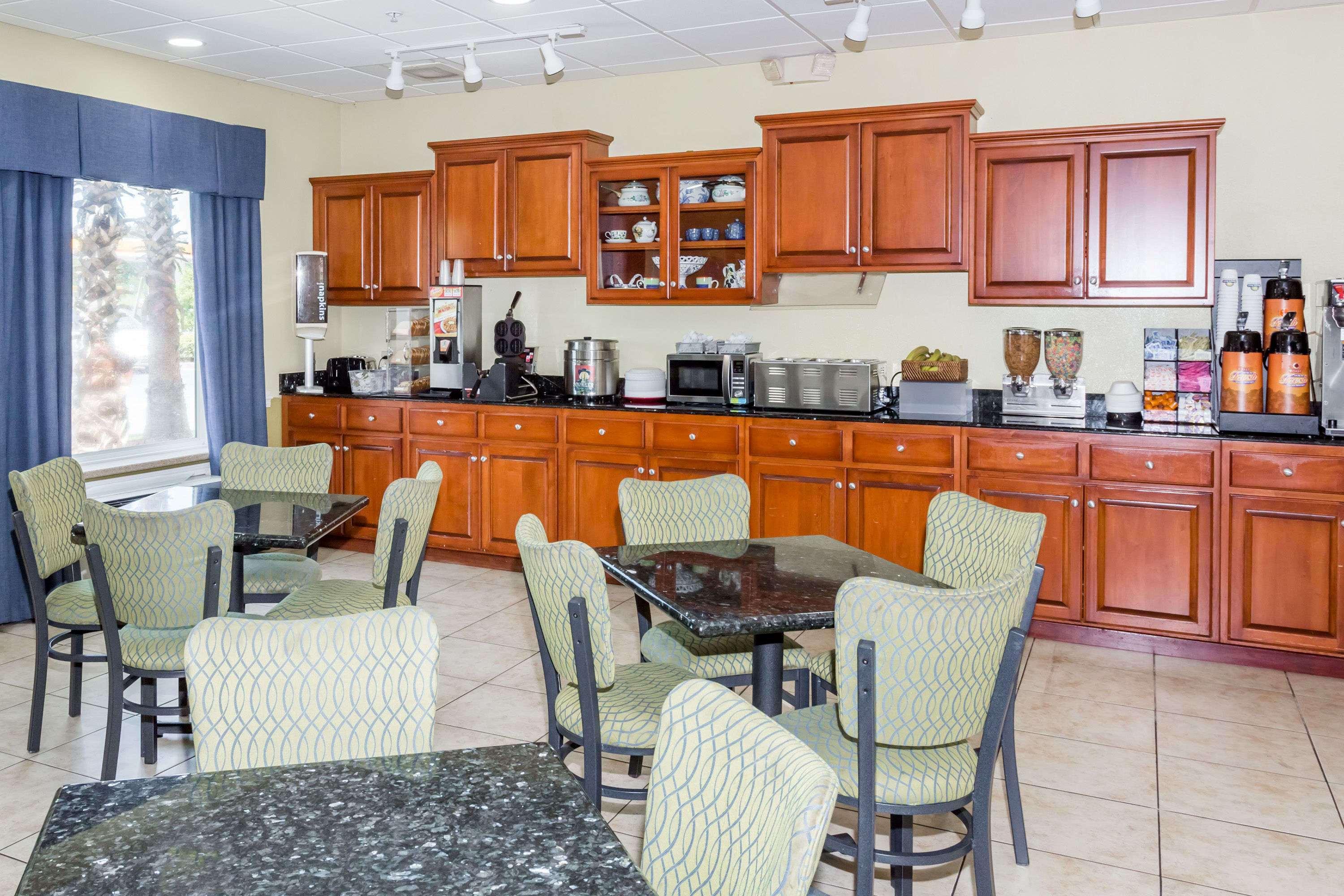 Days Inn & Suites By Wyndham Savannah North I-95 Порт Уэнтворт Экстерьер фото